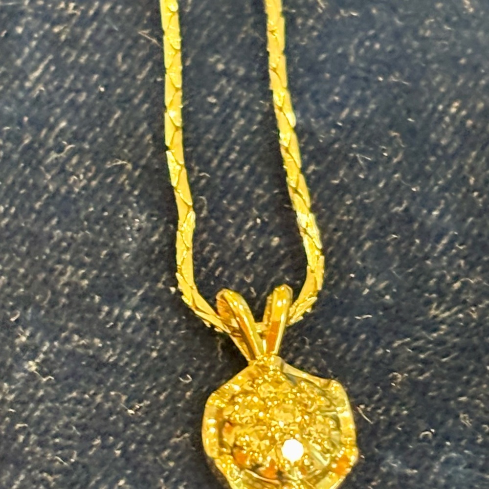 Elegant Gold Pendant Necklace